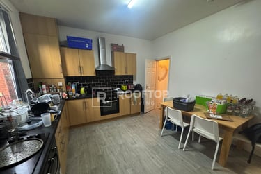 7 bed house, Chestnut Avenue, Hyde Park, Leeds, LS61BA - Image 2