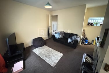 2 bed house, Moorland Avenue, Hyde Park, Leeds, LS61AP - Image 1