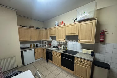 9 bed house, Belle Vue Road, Hyde Park, Leeds, LS31HG - Image 4