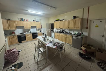 9 bed house, Belle Vue Road, Hyde Park, Leeds, LS31HG - Image 3