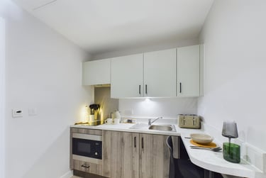 Luxury Studio with Courtyard - Image 4
