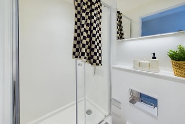 Luxury Studio with Courtyard - Image 5