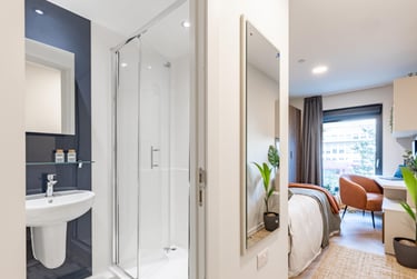 Platinum Ensuite at The Place, 33 Queens Road, City Centre, Nottingham, NG23AS - Image 4