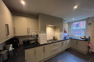 6 bed house, Inglewood Terrace, Rampart Road, Leeds, LS62HT - Image 2
