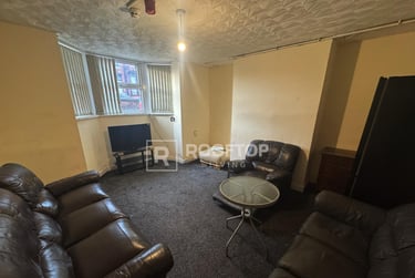 7 bed house, Brudenell Mount, Hyde Park, Leeds, LS61HT - Image 1