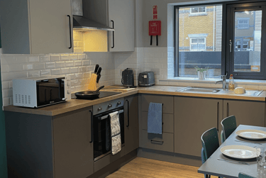 Classic 4 Bed Apartment at Emily Davies, Western Esplanade, Portswood, Southampton, SO152PU - Image 6
