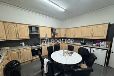 8 bed house, Consort Terrace, Woodhouse, Leeds, LS31ET - Image 1