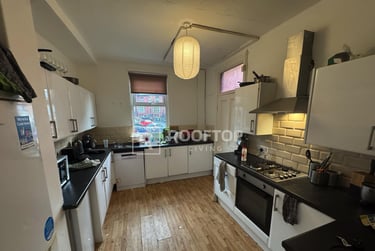 8 bed house, Brudenell Road, Hyde Park, Leeds, LS61HA - Image 1