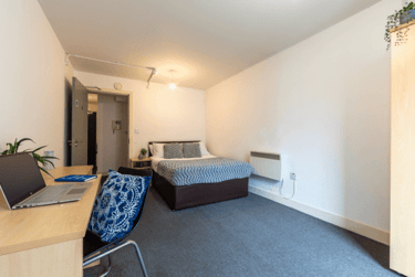 Gold Non Ensuite Top Floor - Image 2