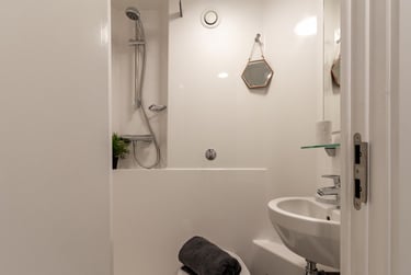 Classic Plus 4 Bed Ensuite at Straits Village, 123 Huntingdon Street, The Old Meadows, Nottingham, NG13NG - Image 5