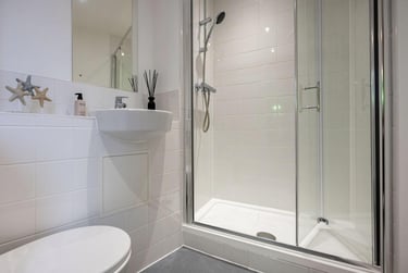 Platinum Ensuite at Arcadian, 260 Huntingdon Street, City Centre, Nottingham, NG13NB - Image 3
