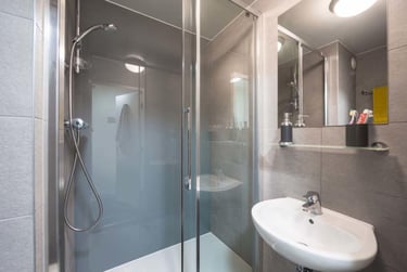 Deluxe Ensuite 3 Bed Cluster - Image 2