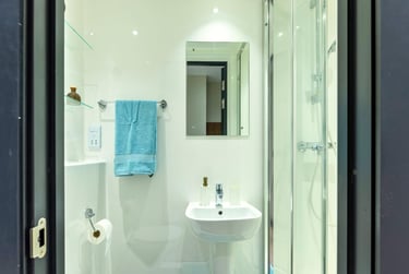 Superior Studio at Crown House, Regents Hill, Seven Dials, Brighton, BN13ED - Image 6