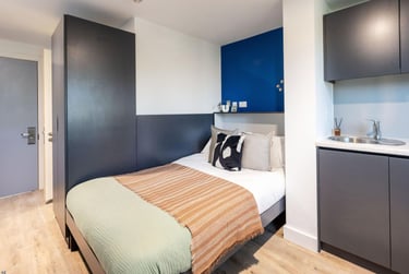 Superior Plus Studio at Hollis Wharf, Lower Bristol Road, Oldfield Park, Bath, BA21FH - Image 2