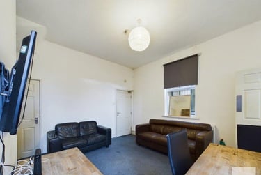 5 bed house, Gregory Boulevard, Hyson Green, Nottingham, NG76BG - Image 3