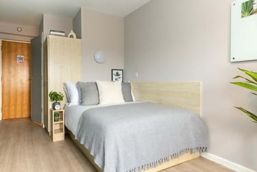 Silver En Suite at North Court, 1-82 North Road, Cathays, Cardiff, CF143BA - Image 1