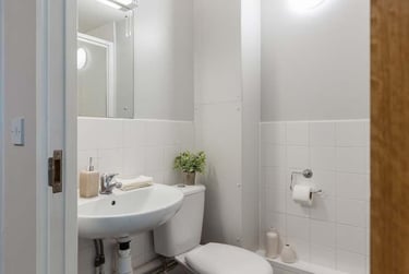 Gold En Suite - Image 7
