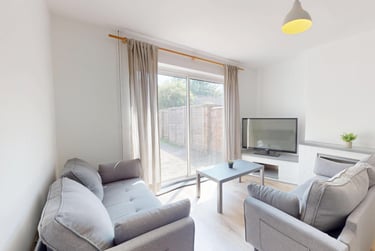 4 bed house, Alan Moss Road, City Centre, Loughborough, LE115LY - Image 2