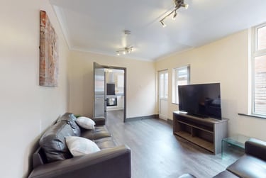 6 bed house, Royland Road, City Centre, Loughborough, LE112EH - Image 1