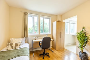 Large Studio at Brooke Hall, 17 Flodden Road, Lambeth, London, SE59LH - Image 1