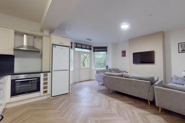 9 bed house, Moorland Avenue, Hyde Park, Leeds, LS61AP - Image 1
