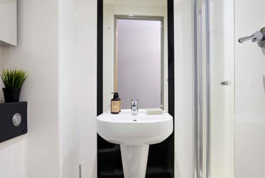 standard En-suite at Saw Mill, King's Mill Lane, City Centre, Huddersfield, HD13AN - Image 2