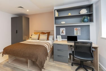 Deluxe Studio at Headrow Court, Park Cross Street, Hyde Park, Leeds, LS12QJ - Image 1
