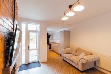 4 bed house, William Street, City Centre, Loughborough, LE113BX - Image 2