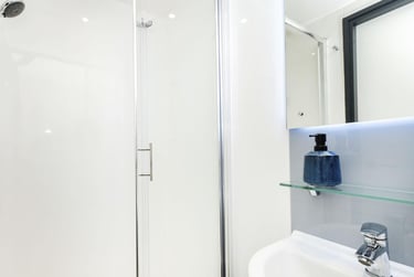 Penthouse Premium Studio at Innovo House, 60 Devon Street, Low Hill, Liverpool, L38AJ - Image 4