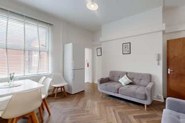 5 bed house, Regent Park Avenue, Rampart Road, Leeds, LS62AU - Image 1