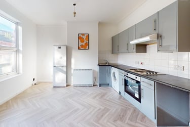3 bed house, The Village Street, Burley, Leeds, LS42PR - Image 1