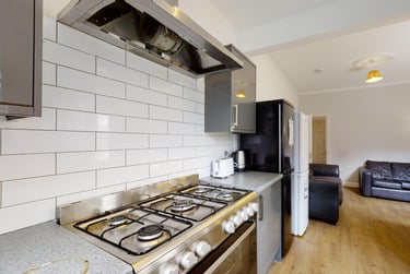 6 bed house, Westbrook Bank, Sharrowvale, Sheffield, S118YJ - Image 1