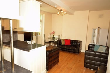 6 bed house, Hanover Square, Broomhall, Devonshire Green, Sheffield, S37UA - Image 2