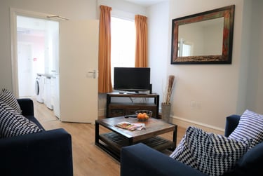 5 bed house, Oxford Street, City Centre, Loughborough, LE115DR - Image 1