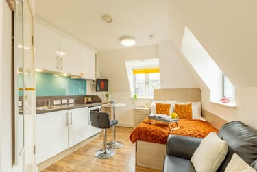 Top Floor Classic Studio at Iron Bridge Studios, Lower North Street, Pennsylvania, Exeter, EX43EU - Image 1