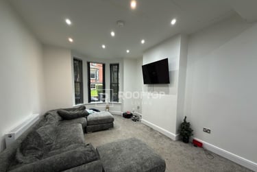 9 bed house, Regent Park Terrace, Rampart Road, Leeds, LS62AX - Image 1