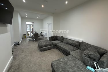 9 bed house, Regent Park Terrace, Rampart Road, Leeds, LS62AX - Image 2