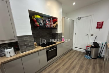 9 bed house, Regent Park Terrace, Rampart Road, Leeds, LS62AX - Image 6