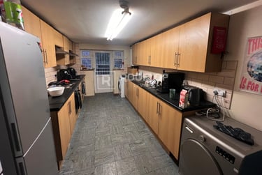 8 bed house, Ash Grove, Hyde Park, Leeds, LS61AX - Image 1