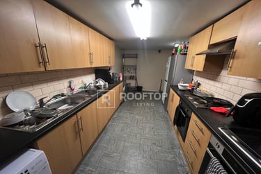 8 bed house, Ash Grove, Hyde Park, Leeds, LS61AX - Image 2