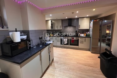 8 bed house, Brudenell Avenue, Hyde Park, Leeds, LS61HD - Image 1