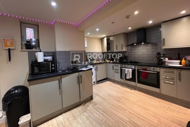 8 bed house, Brudenell Avenue, Hyde Park, Leeds, LS61HD - Image 2