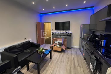 4 bed house, Victoria Road, Hyde Park, Leeds, LS61DU - Image 2