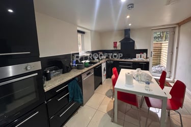 4 bed house, Regent Park Avenue, Rampart Road, Leeds, LS62AU - Image 1