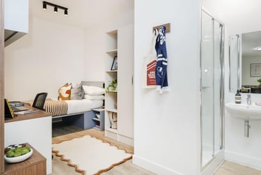 Premium 5 Bed Ensuite - Image 3