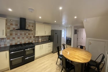6 bed house, Moorhen Way, City Centre, Loughborough, LE113HH - Image 2