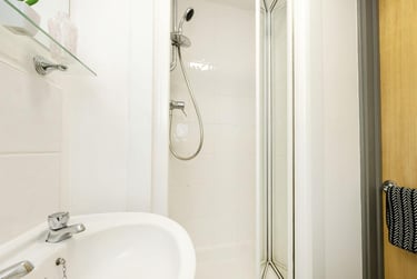Premium Ensuite at Calthorpe Court, Pershore Road, Edgbaston, Birmingham, B57QF - Image 5