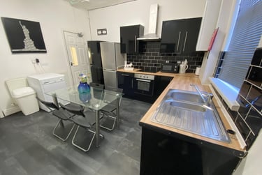 5 bed house, Clough Road, Highfield, Sheffield, S14TB - Image 2