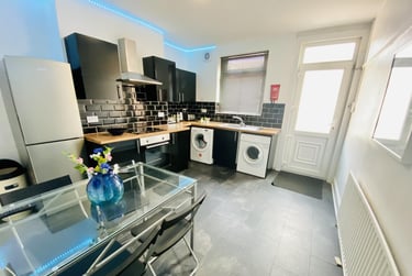 5 bed house, Pomona Street, Sharrow, Sheffield, S118JN - Image 2