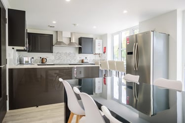8 bed house, Queens Road East, Lenton Abbey, Nottingham, NG92LD - Image 1